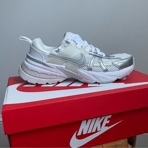 Nike V2K Run Metallic Silver / White - Size 6.5 W